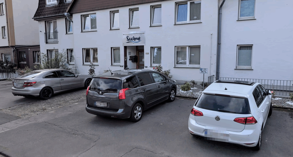 Hotel Seehaus Außenansicht mit Parkplätzen in Horn-Bad Meinberg