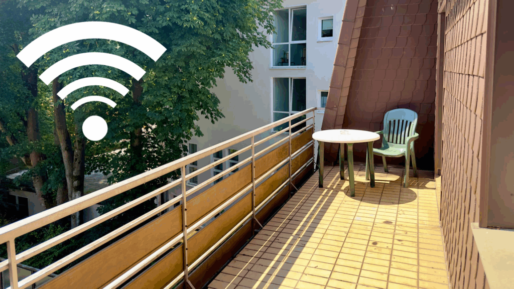 Zimmerausstattung mit Schreibtisch und WLAN